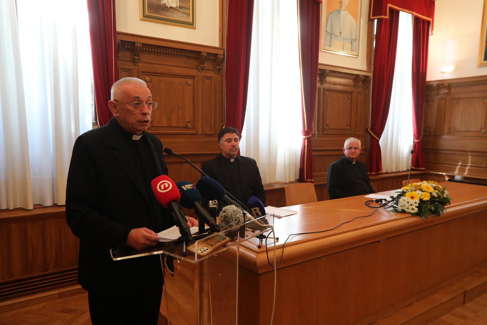 Nadbiskup Devčić odlazi u mirovinu, Uzinić preuzima Riječku nadbiskupiju Nadbiskup Devčić odlazi u mirovinu, Uzinić preuzima Riječku nadbiskupiju