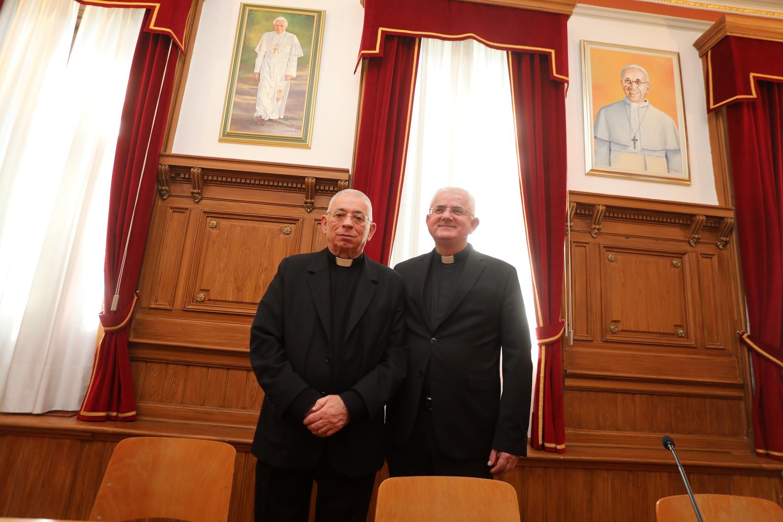 Nadbiskup Devčić odlazi u mirovinu, Uzinić preuzima Riječku nadbiskupiju Nadbiskup Devčić odlazi u mirovinu, Uzinić preuzima Riječku nadbiskupiju