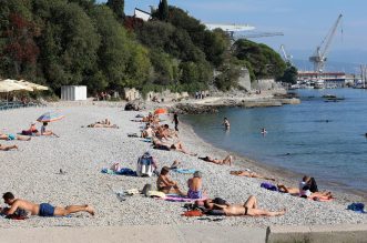 Rijeka: Topao i sunčan dan privukao brojne kupače na plažu pod stadionom Kantrida