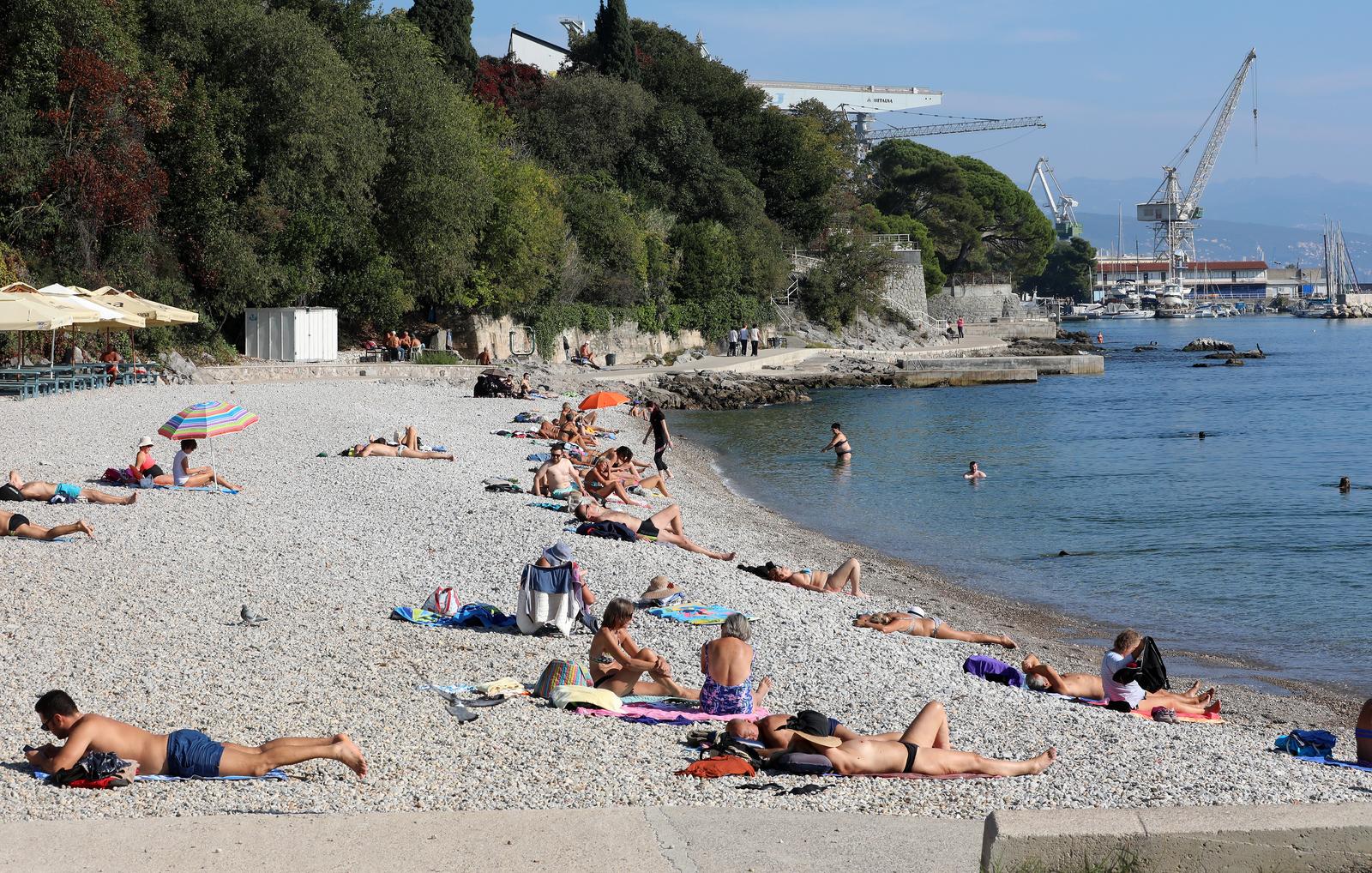 Rijeka: Topao i sunčan dan privukao brojne kupače na plažu pod stadionom Kantrida