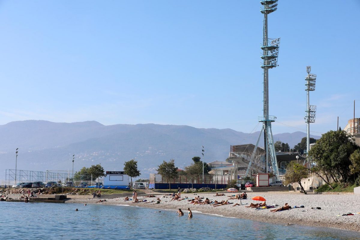 Rijeka: Topao i sun?an dan privukao brojne kupa?e na plau pod stadionom Kantrida