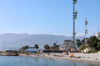 Rijeka: Topao i sun?an dan privukao brojne kupa?e na plau pod stadionom Kantrida