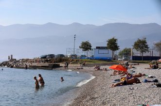 Rijeka: Topao i sunčan dan privukao brojne kupače na plažu pod stadionom Kantrida