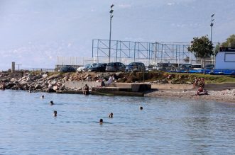 Rijeka: Topao i sunčan dan privukao brojne kupače na plažu pod stadionom Kantrida