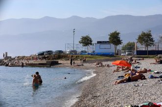 Rijeka: Topao i sunčan dan privukao brojne kupače na plažu pod stadionom Kantrida