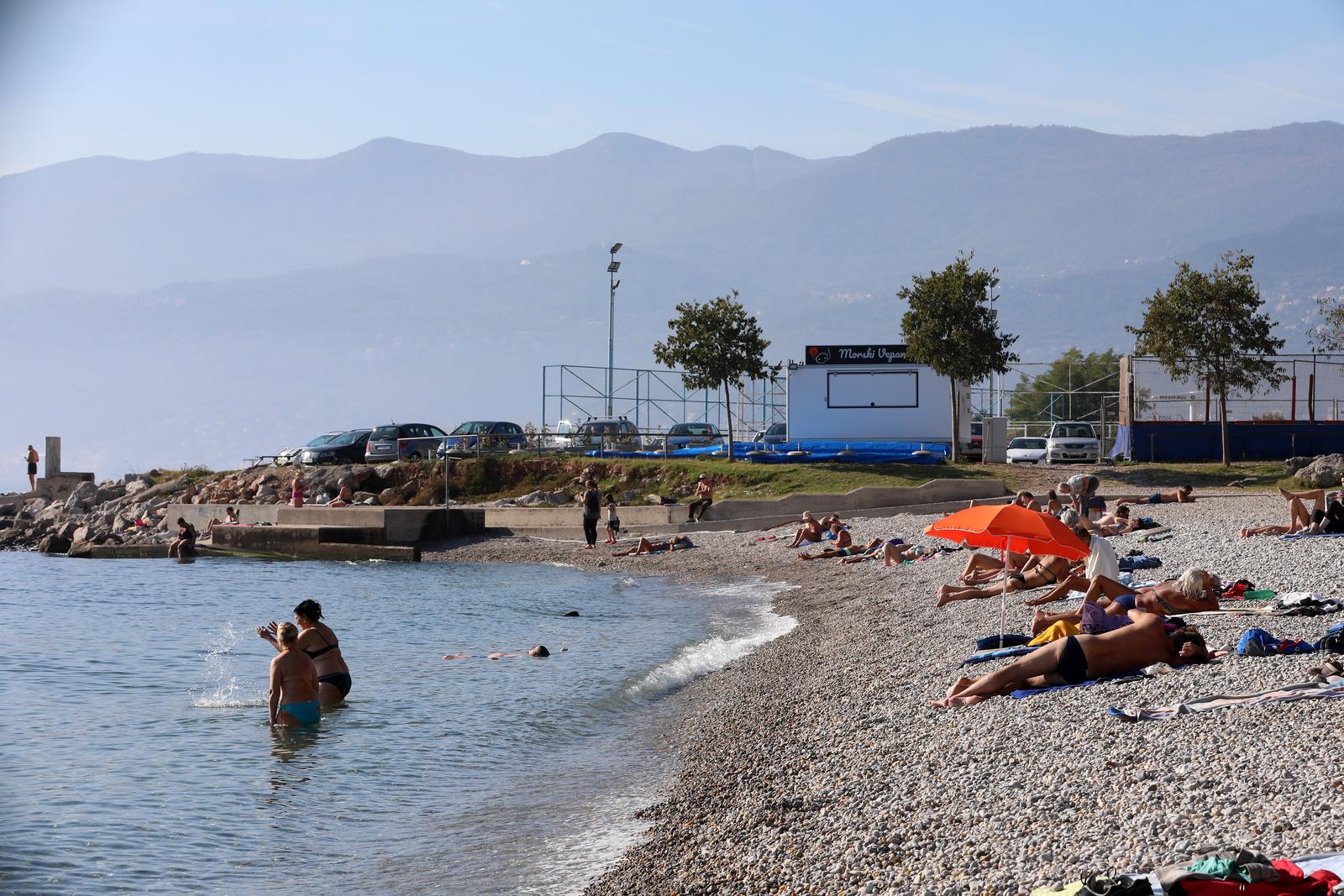 Rijeka: Topao i sunčan dan privukao brojne kupače na plažu pod stadionom Kantrida