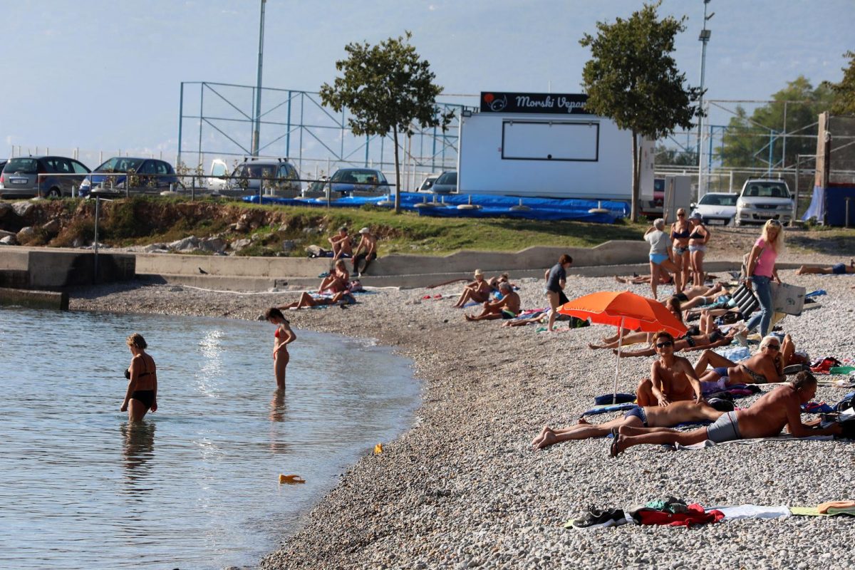 Rijeka: Topao i sun?an dan privukao brojne kupa?e na plau pod stadionom Kantrida