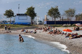 Rijeka: Topao i sunčan dan privukao brojne kupače na plažu pod stadionom Kantrida