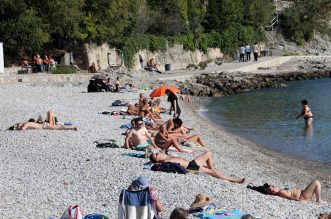 Rijeka: Topao i sunčan dan privukao brojne kupače na plažu pod stadionom Kantrida