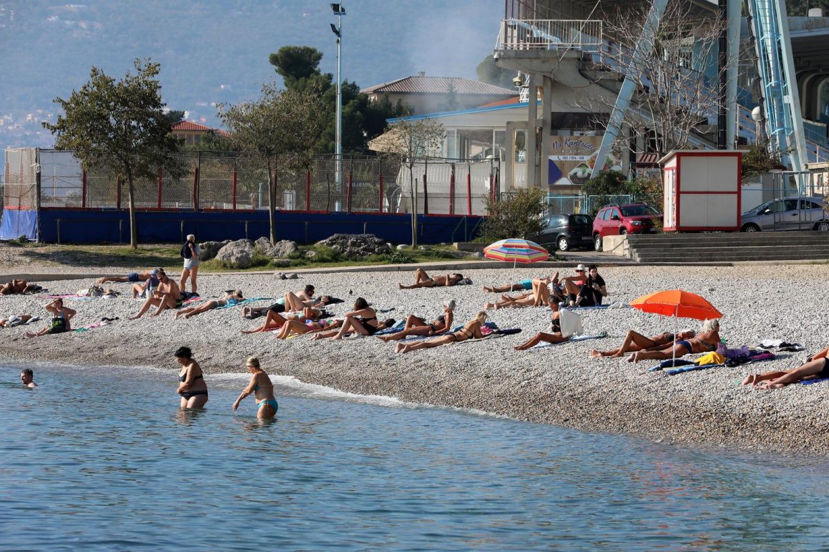 Rijeka: Topao i sunčan dan privukao brojne kupače na plažu pod stadionom Kantrida