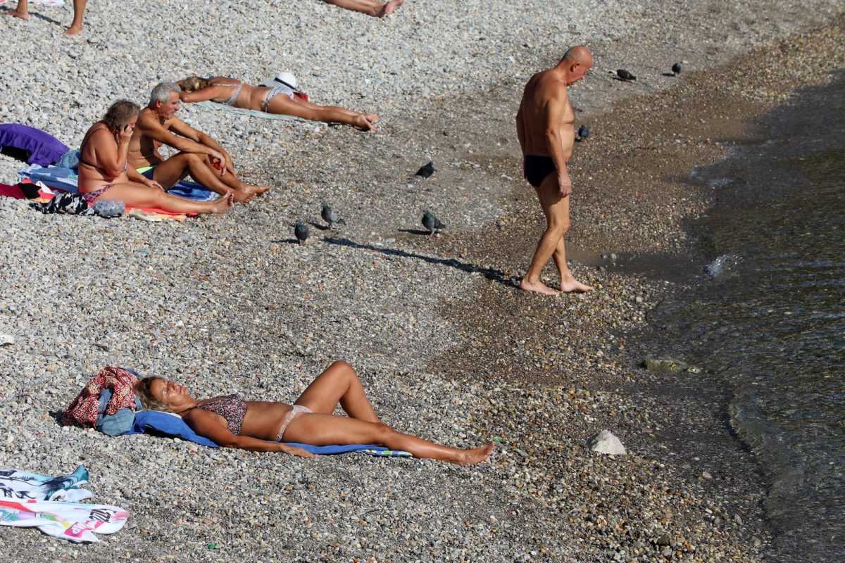 Rijeka: Topao i sunčan dan privukao brojne kupače na plažu pod stadionom Kantrida