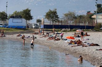 Rijeka: Topao i sunčan dan privukao brojne kupače na plažu pod stadionom Kantrida