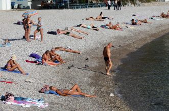 Rijeka: Topao i sunčan dan privukao brojne kupače na plažu pod stadionom Kantrida