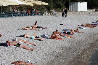 Rijeka: Topao i sunčan dan privukao brojne kupače na plažu pod stadionom Kantrida