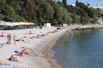 Rijeka: Topao i sunčan dan privukao brojne kupače na plažu pod stadionom Kantrida