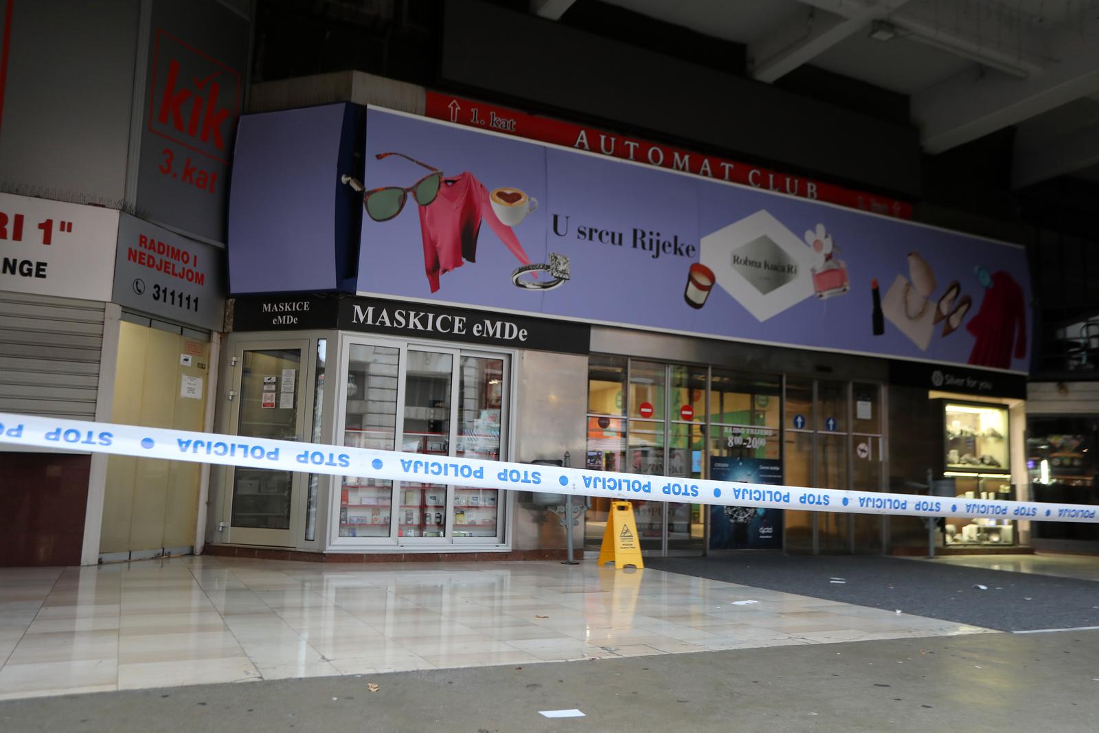 Zbog dojave o bombi ispražnjena je Robna kuća Rijeka Zbog dojave o bombi ispražnjena je Robna kuća Rijeka