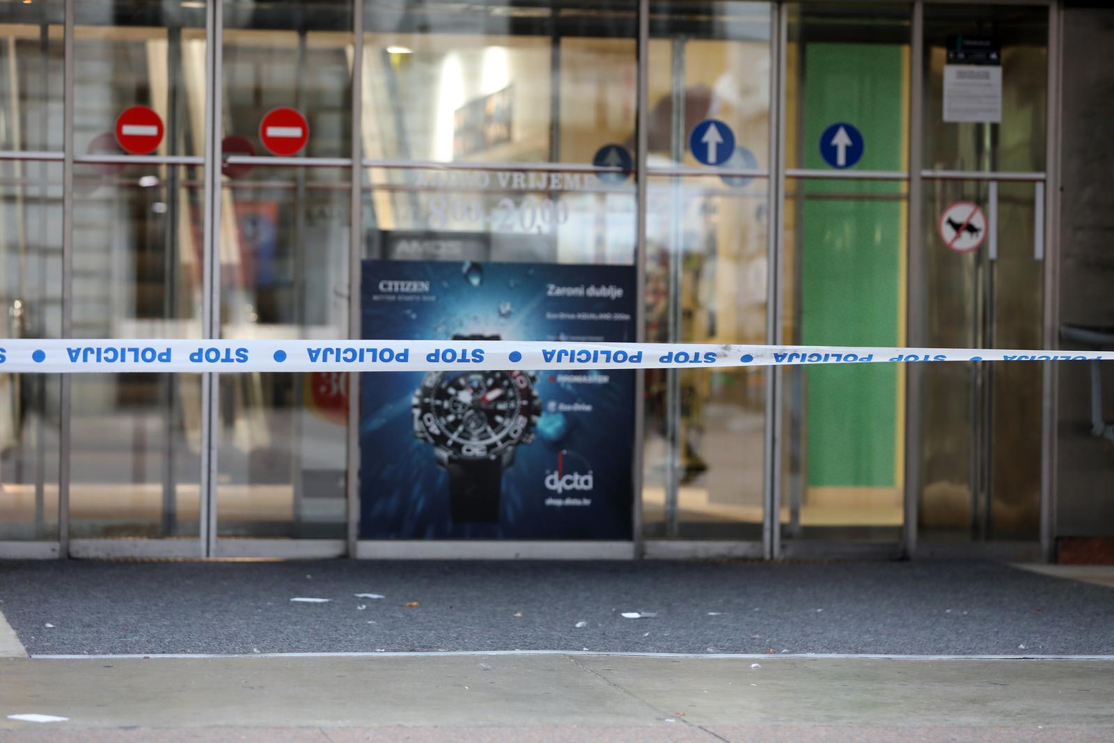 Zbog dojave o bombi ispražnjena je Robna kuća Rijeka Zbog dojave o bombi ispražnjena je Robna kuća Rijeka