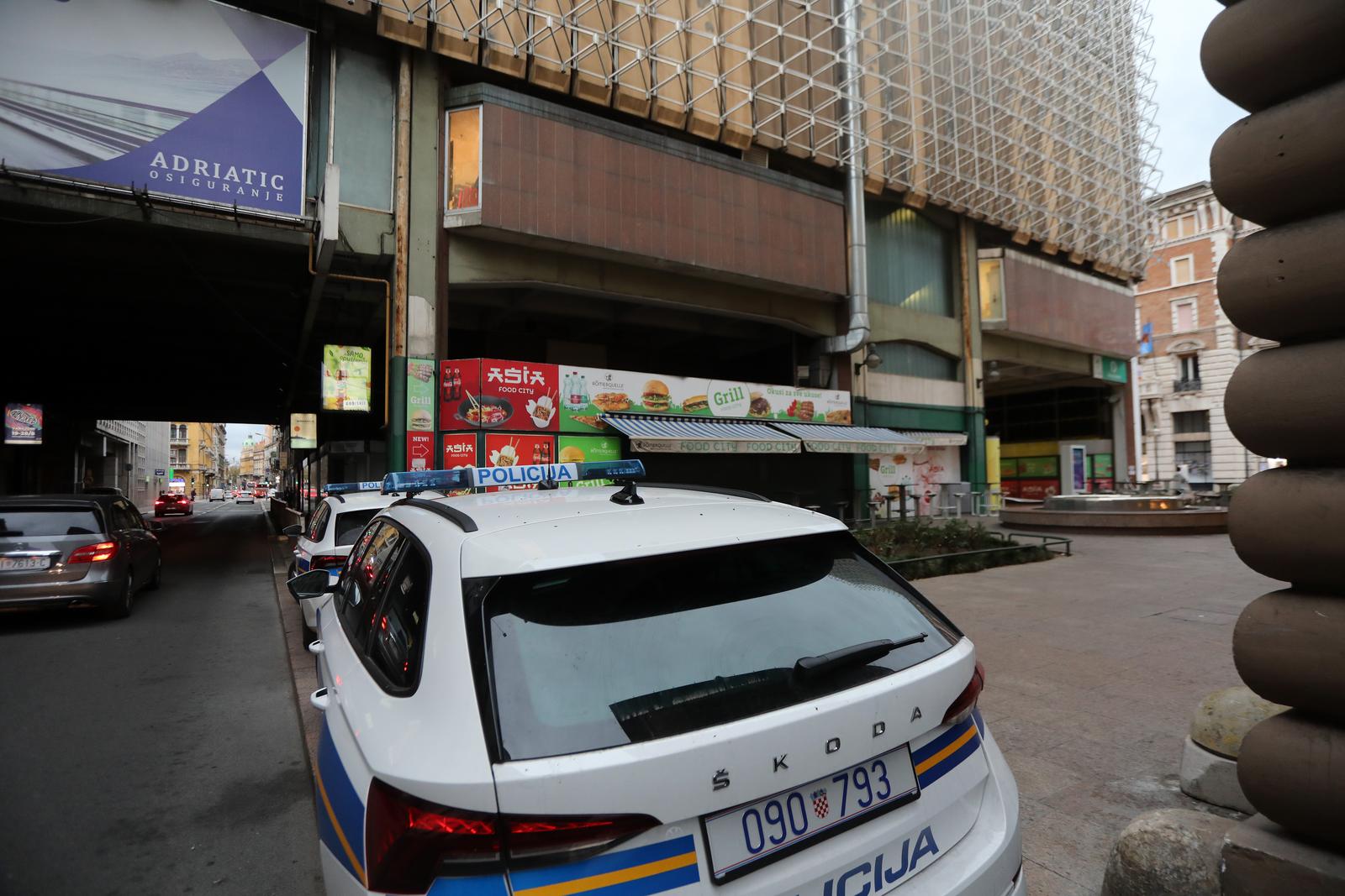 Zbog dojave o bombi ispražnjena je Robna kuća Rijeka Zbog dojave o bombi ispražnjena je Robna kuća Rijeka