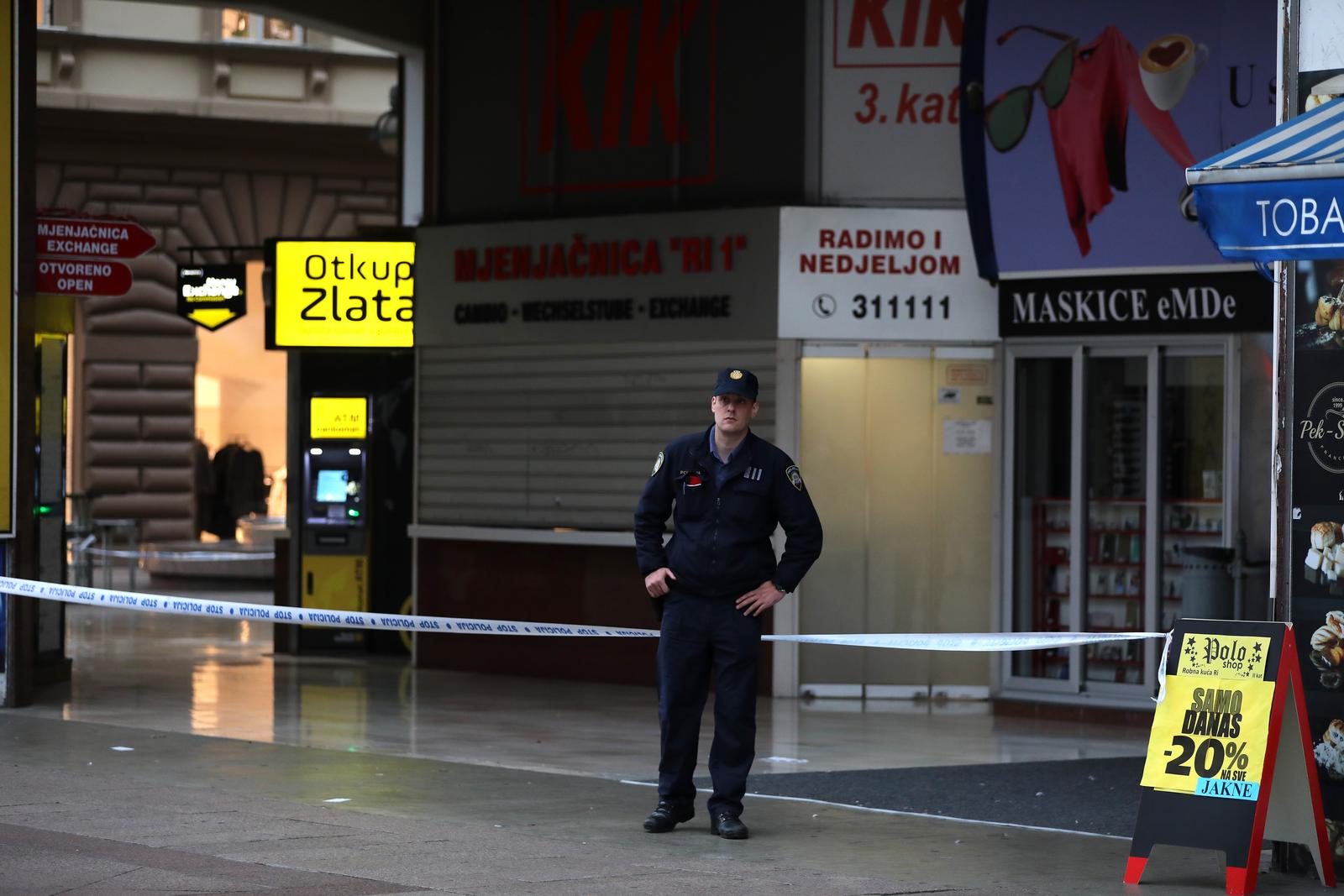 Zbog dojave o bombi ispražnjena je Robna kuća Rijeka Zbog dojave o bombi ispražnjena je Robna kuća Rijeka