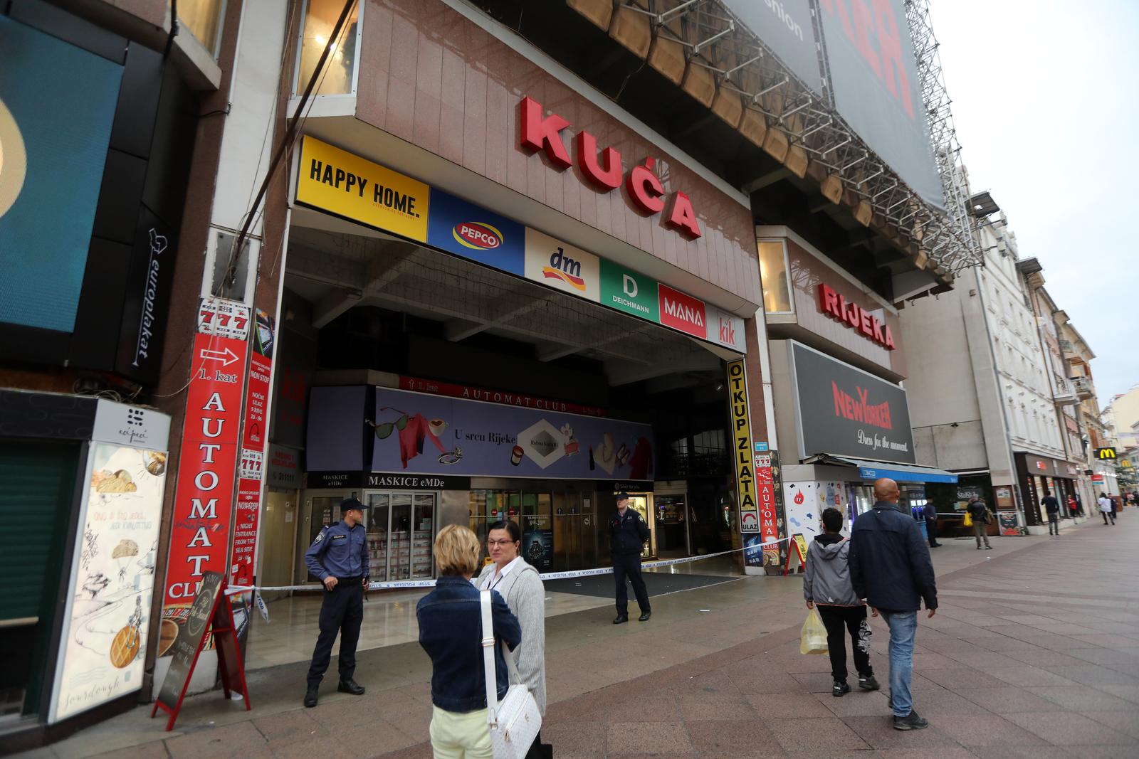 Zbog dojave o bombi ispražnjena je Robna kuća Rijeka Zbog dojave o bombi ispražnjena je Robna kuća Rijeka