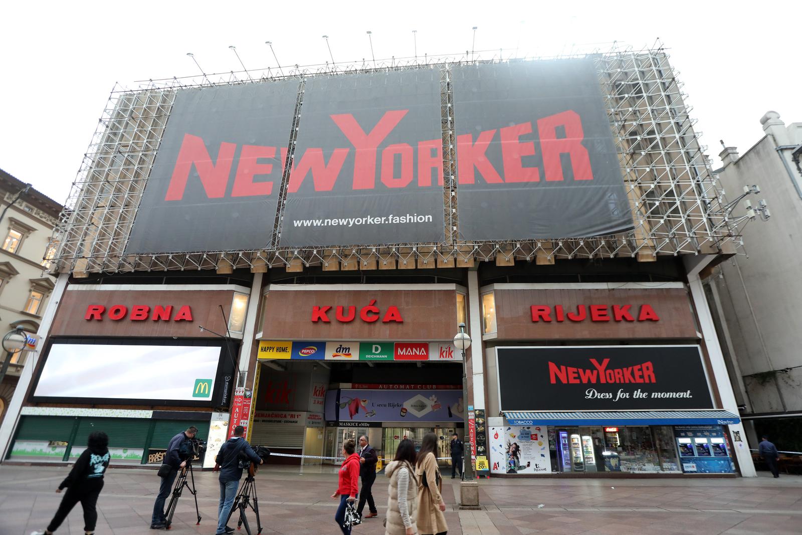 Zbog dojave o bombi ispražnjena je Robna kuća Rijeka Zbog dojave o bombi ispražnjena je Robna kuća Rijeka