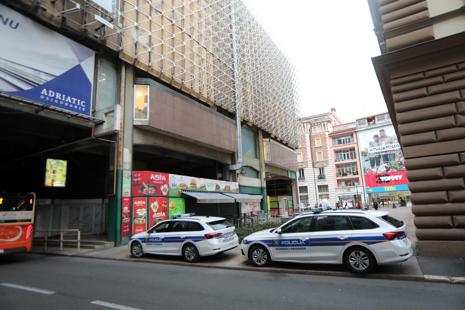 Zbog dojave o bombi ispražnjena je Robna kuća Rijeka Zbog dojave o bombi ispražnjena je Robna kuća Rijeka