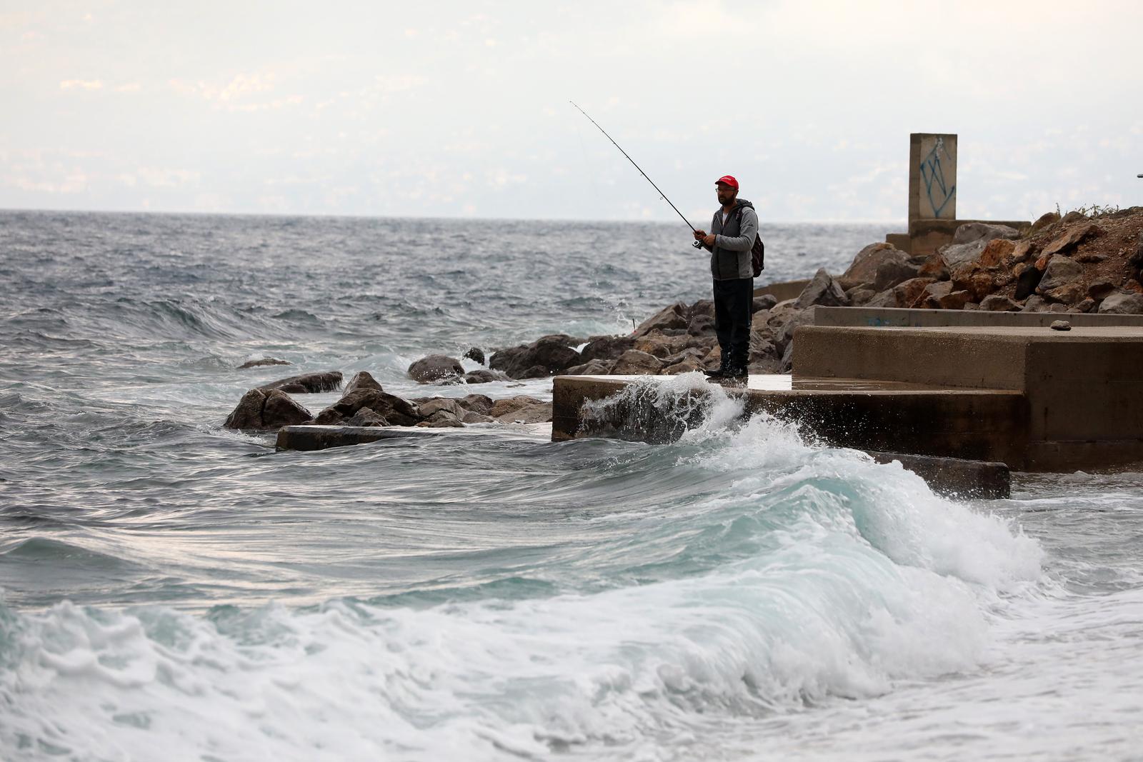 Rijeka: Valovi na moru na plaži Kantrida Rijeka: Valovi na moru na plaži Kantrida