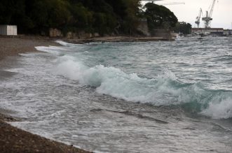 Rijeka: Valovi na moru na plaži Kantrida