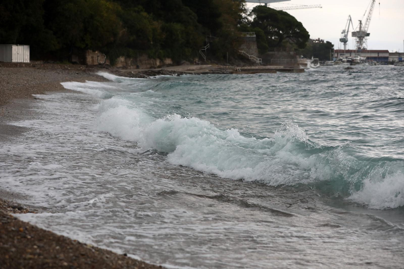 Rijeka: Valovi na moru na plaži Kantrida Rijeka: Valovi na moru na plaži Kantrida