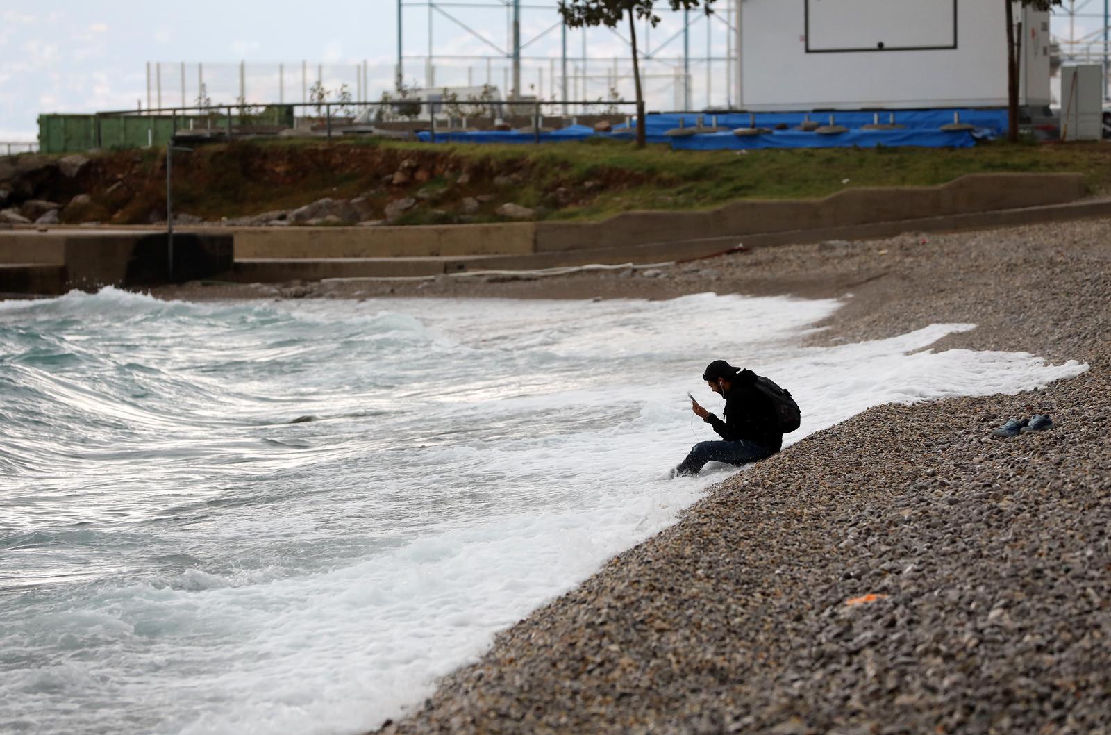Rijeka: Valovi na moru na plaži Kantrida Rijeka: Valovi na moru na plaži Kantrida