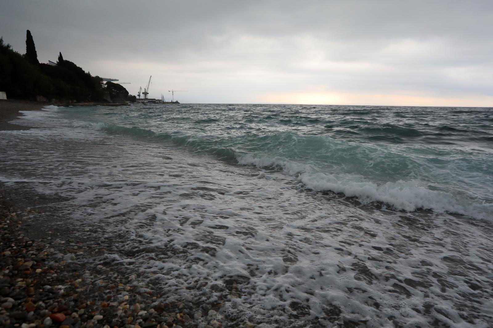 Rijeka: Valovi na moru na plaži Kantrida Rijeka: Valovi na moru na plaži Kantrida