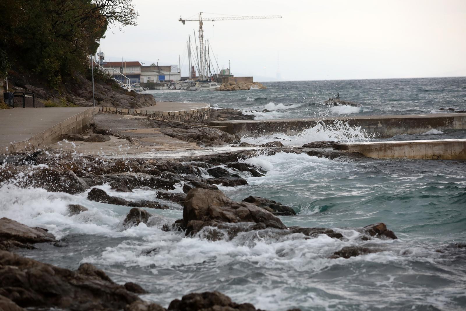 Rijeka: Valovi na moru na plaži Kantrida Rijeka: Valovi na moru na plaži Kantrida