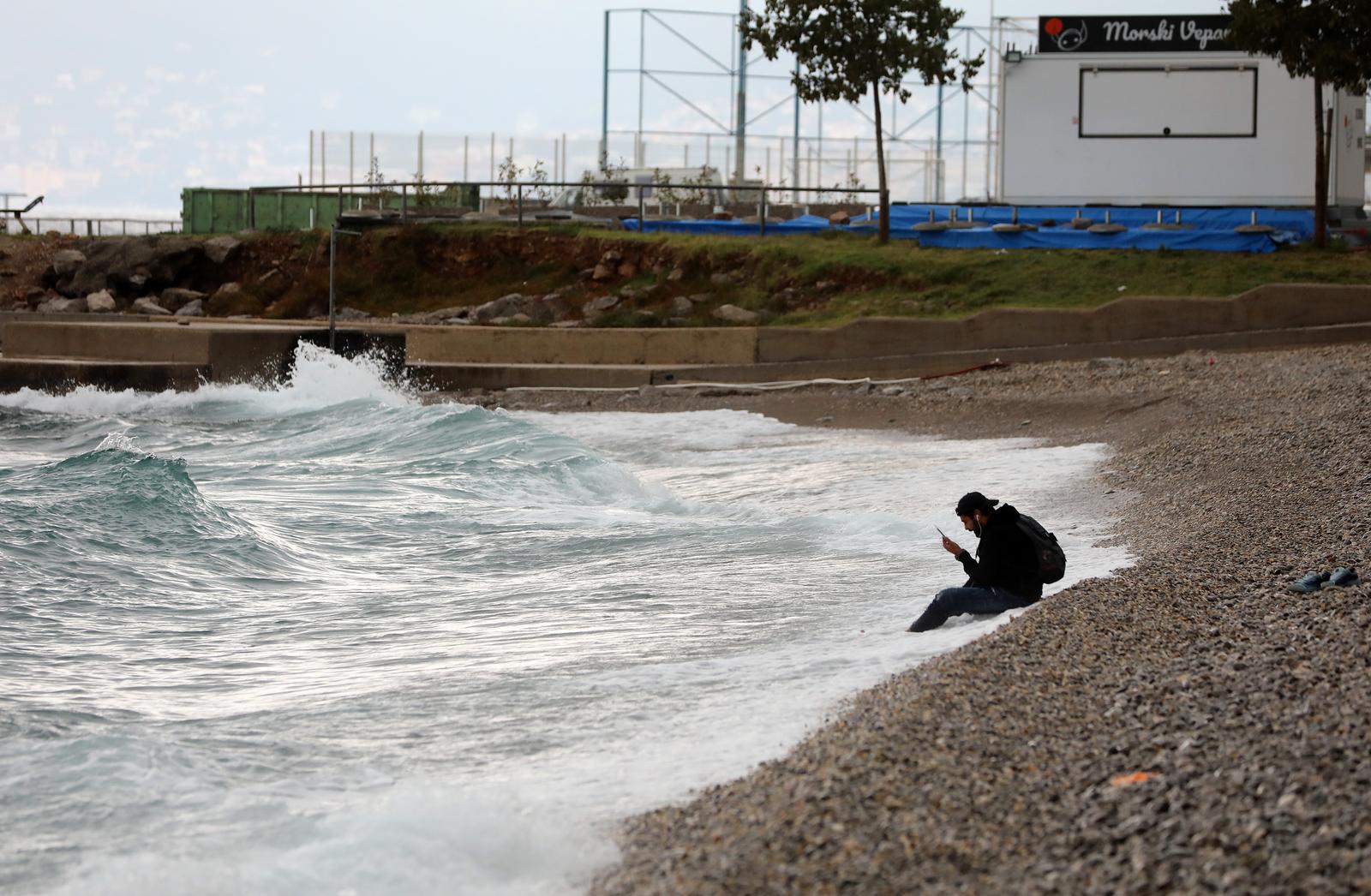Rijeka: Valovi na moru na plaži Kantrida Rijeka: Valovi na moru na plaži Kantrida
