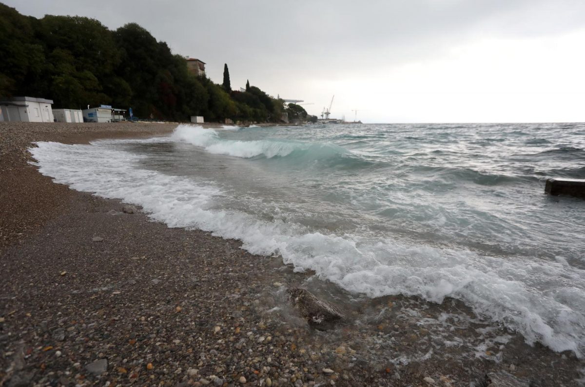 Rijeka: Valovi na moru na plaži Kantrida