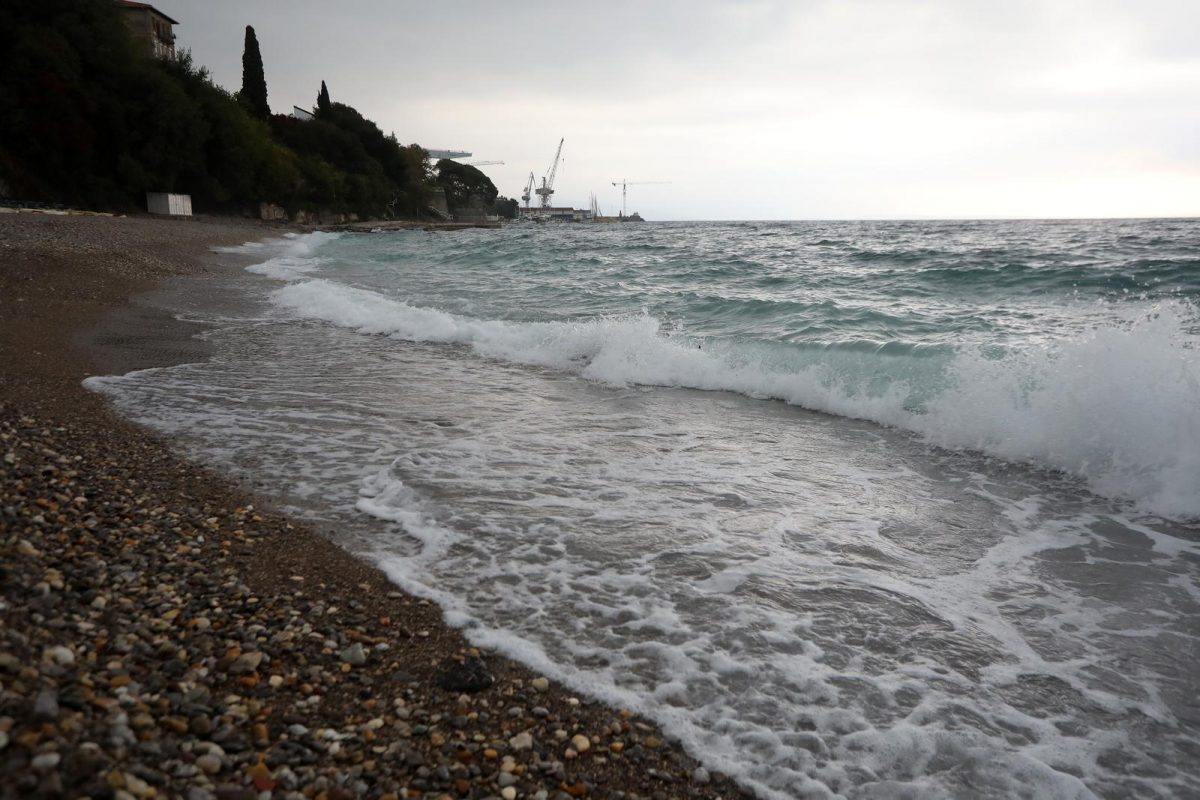 Rijeka: Valovi na moru na plaži Kantrida