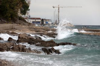 Rijeka: Valovi na moru na plaži Kantrida