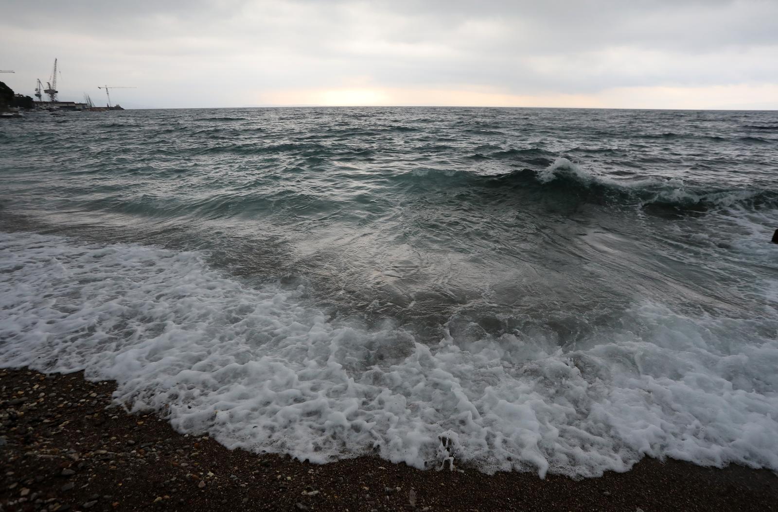 Rijeka: Valovi na moru na plaži Kantrida Rijeka: Valovi na moru na plaži Kantrida