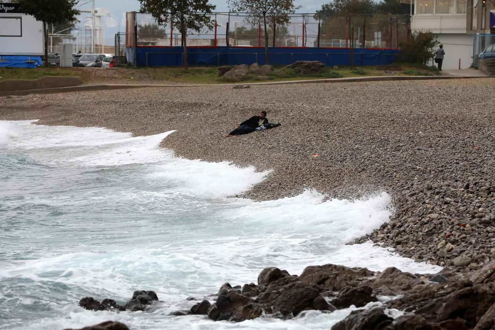 Rijeka: Valovi na moru na plaži Kantrida Rijeka: Valovi na moru na plaži Kantrida