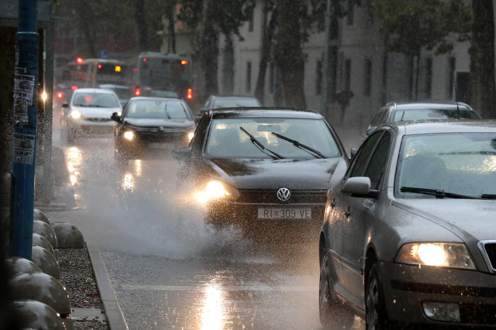 Rijeka: Jaka kiša otežava promet po centru grada Rijeka: Jaka kiša otežava promet po centru grada