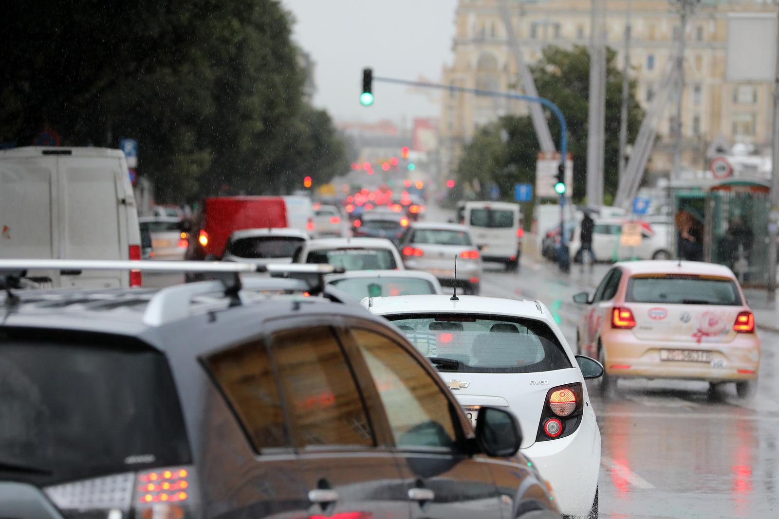 Rijeka: Jaka kiša otežava promet po centru grada Rijeka: Jaka kiša otežava promet po centru grada