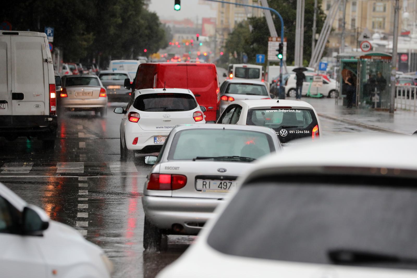 Rijeka: Jaka kiša otežava promet po centru grada Rijeka: Jaka kiša otežava promet po centru grada