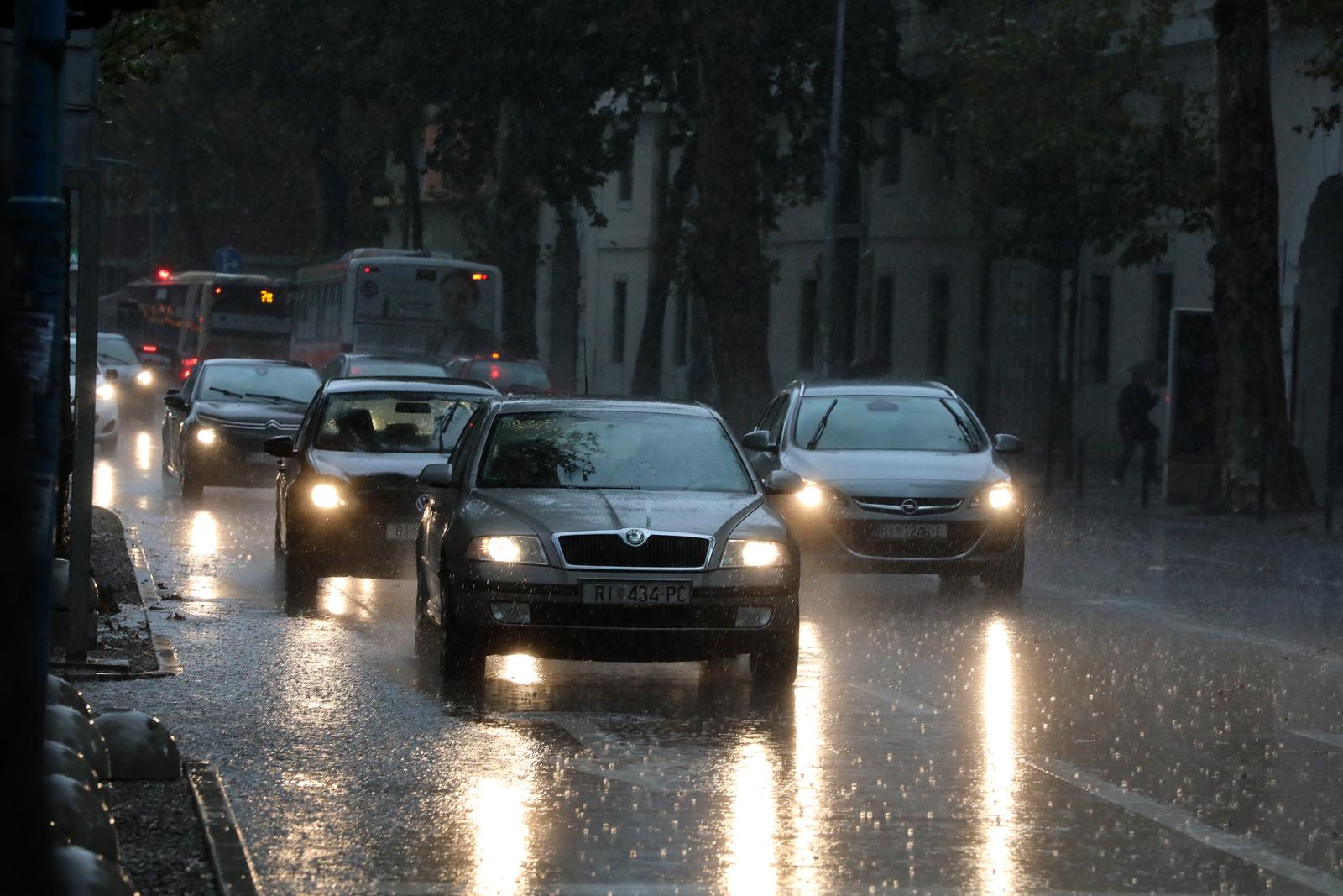 Rijeka: Jaka kiša otežava promet po centru grada Rijeka: Jaka kiša otežava promet po centru grada