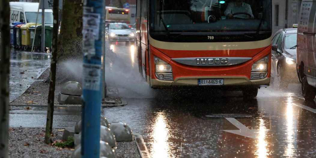 Rijeka: Jaka kiša otežava promet po centru grada Rijeka: Jaka kiša otežava promet po centru grada