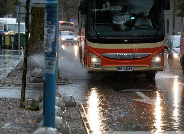 Rijeka: Jaka kiša otežava promet po centru grada Rijeka: Jaka kiša otežava promet po centru grada