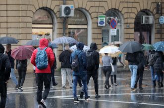 Rijeka: Jaka kiša otežava promet po centru grada