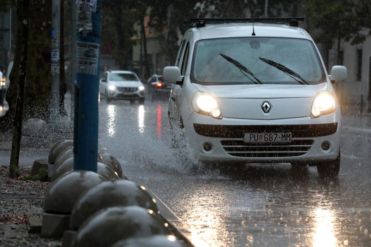 Rijeka: Jaka kiša otežava promet po centru grada