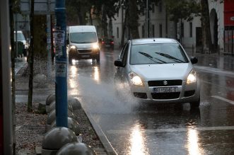 Rijeka: Jaka kiša otežava promet po centru grada