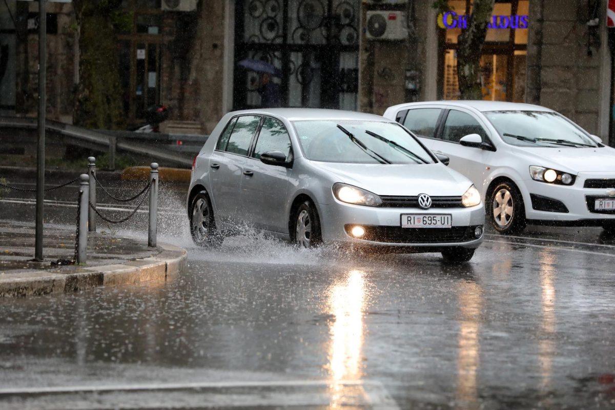 Rijeka: Jaka kiša otežava promet po centru grada