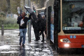 Rijeka: Jaka kiša otežava promet po centru grada