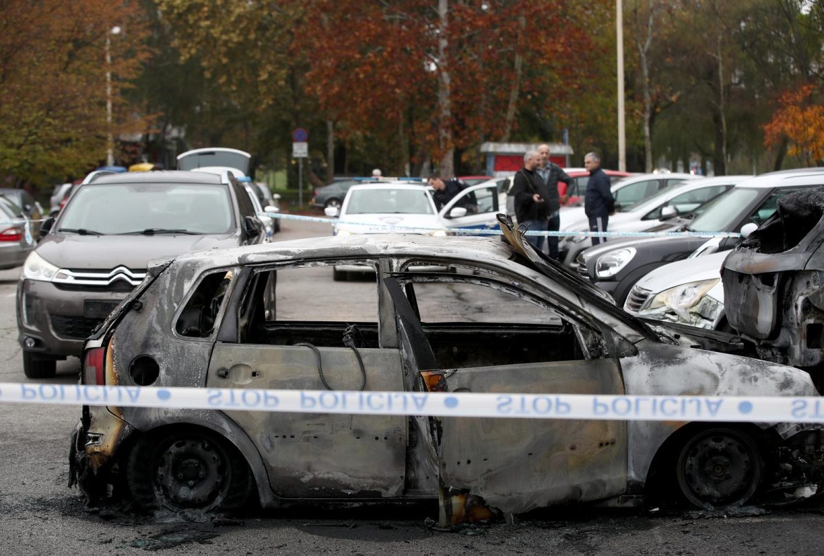Zagreb: Na parkiralištu u Sloboštini tijekom noći izgorjelo osam automobila